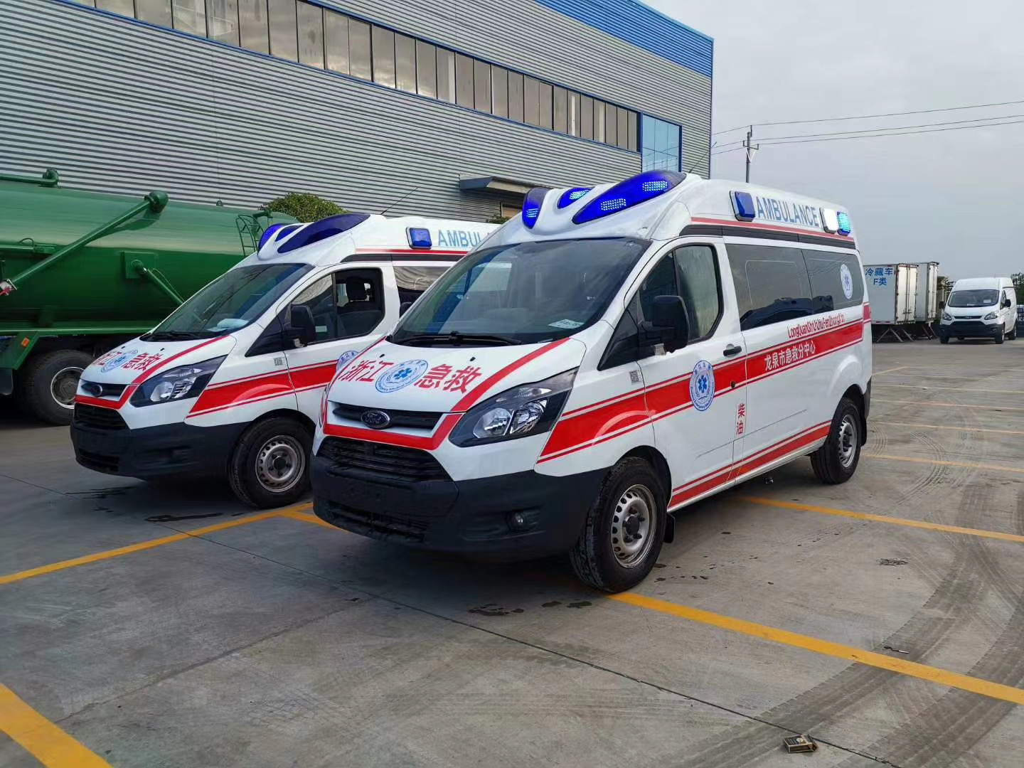 兩臺福特V362中軸中頂監護型救護車發往浙江